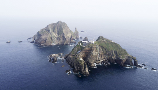 '독도방어훈련' 금주 분수령      (독도=연합뉴스) 이진욱 기자 = 군 당국이 이번 달 실시하는 방안을 검토해온 독도방어훈련에도 관심이 쏠린다. 올해는 6월에 실시할 계획했으나 한일관계를 고려해 미뤘다. 군 관계자들은 이달 20일 이후에는 훈련 시기와 참가 전력 규모 등이 결정될 가능성이 크다고 전망하고 있다. 정부와 군 일각에서는 규모를 조금 줄여 예년 수준으로 시행하거나, 외부에 훈련 내용을 공개하지 않는 방안도 검토하는 것으로 전해졌다. 사진은 19일 오전 독도 모습. 2019.8.19      cityboy@yna.co.kr  (끝)